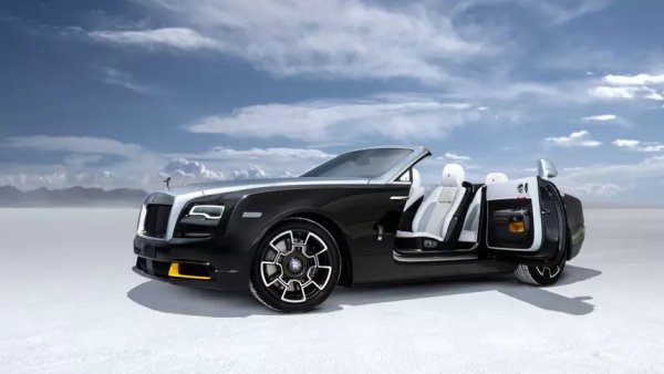 Този вид врати се отварят се в обратна посока. Пантите са разположени отзад, а не отпред. Това увеличава вероятността, ако вратата не е затворена правилно, тя да се отвори поради натиска от вятъра по време на шофиране. Ето защо са получили такова ужасяващо име.

Тези врати обаче също имат своите предимства: задните панти улесняват качването и излизането от колата, поради което са популярни при свръхлуксозни автомобили като Rolls-Royce.