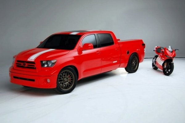 Toyota Tundra - Ducati Transporter 2009. "Екстремният мотор има нужда от екстремен превоз" - това е максимата, преследвана от Toyota Racing Development, при направата на уникалната Tundra.