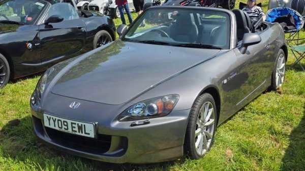 Honda S2000 разполага с високооборотен двигател и задвижване на задните колела. Подобренията във въздухозаборника, инсталирането на турбина или компресор ви позволяват да разгърнете пълния потенциал на този спортен автомобил.