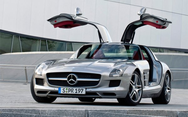 Още една екзотика в колекцията на 7-кратния носител на „Златната топка“. Това е един от най-успешните и най-красиви автомобили в историята на германския производител. Суперколата с врати „крила на чайка“ е оборудвана с 6,2-литров атмосферен V8, развиващ 580 к.с. и 650 Нм въртящ момент.