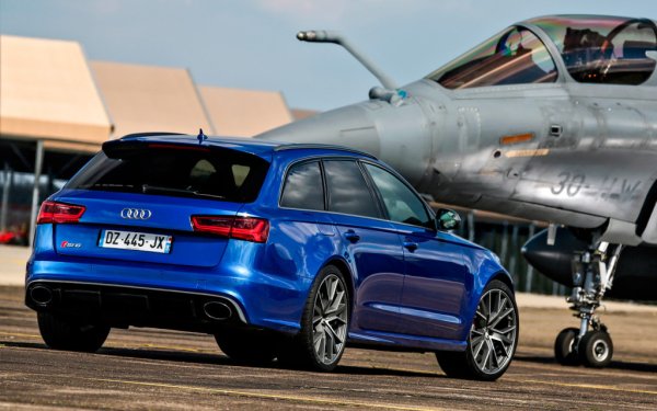 Своето място в гаража на аржентинеца дълго време заемаха модели на Audi, тъй като компанията-производител беше спонсор на „Барселона“ и снабдяваше играчите на тима с коли като част от рекламния договор. По различно време Меси кара суперколата R8 и кросоувърите Q7 и Q8. През 2017 г. той си избира комбито Audi RS6 Avant Performance c 4,0-литрон V8 с мощност 600 к.с. Отличен вариант за семеен човек с 3 деца, който иска комбинация от бързина и комфорт.