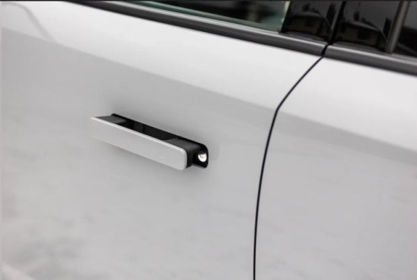 Създадени за аеродинамика и красота, като са изравнени с панелите на каросерията, тези дръжки автоматично излизат, за да отворят вратата и се прибират, когато вече не са необходими. Всъщност, те не са нещо ново и могат да се видят на серийни модели отпреди 10 години, като Tesla Model S, например. Същият принцип се използва и на Range Rover Velar.

Днес прибиращите се дръжки са станали масови в автомобилната индустрия. Те все по-често се срещат дори на китайските автомобили, които започват да превземат света. Това обяснява и присъствието на Changan Uni-K в този списък, като в този случай активирането им е съпроводено с характерно бръмчене и щракане.