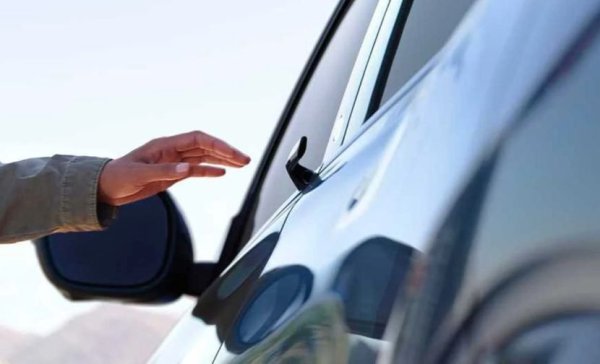 Електрическият кросоувър на Ford също е известен с необичайния начин за отваряне на вратите. Вместо добре познатата дръжка, в панела на вратата до прозореца е интегриран бутон. Ако в джоба си имате ключ за кола или смартфон, свързан с колата, натискането на този бутон ще отключи ключалката.

Вграденото задвижване ще отблъсне вратата от тялото. За да я отворите още повече, пътниците отзад ще трябва да закачат пръстите си за ръба и да го дръпнат. На входните врати за удобство са направени миниатюрни неподвижни дръжки, като отвори за прозорци в стари къщи. За да влезете в салона на електрическия кросоувър, трябва да се хванете за тях.