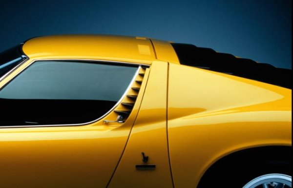 Преди повече от половин век изтъкнати автомобилни дизайнери също се озадачиха как да не развалят външния вид на автомобила с баналности като дръжките на вратите. Например, за легендарния Lamborghini Miura, който стана една от първите суперколи със средно разположен двигател, този детайл получи оригинална форма.

Той повтаря хоризонталните напречни линии на въздухозаборниците, разположени точно зад вратите в С-колоните. В същото време хитро извитата дръжка на вратата е запазила напълно своята функционалност, както и интегрирания в нея бутон.