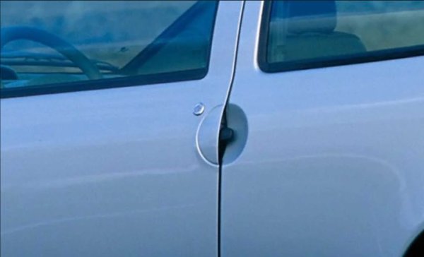 Представено през 1992 г., първото поколение на градския хечбек Twingo получи необикновен външен вид, който го превърна в един от необичайните и смели автомобили, замислени от тогавашния главен дизайнер на Renault - Патрик Льо Клеман. Сред оригиналните решения, внедрени в него, внимание заслужават нетривиалните дръжки на вратите.

Този подход вероятно е избран за опростяване и намаляване на разходите за производство. В резултат на това зад ръба на панела на вратата, точно под нивото на цилиндъра на ключалката, се появи полукръгла вдлъбнатина с език в нея. За да отключите ключалката, трябва да издърпате този език с пръст и след това да дръпнете вратата към вас.