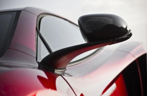 Дръжките на вратите и ключалките в скъпите ексклузивни суперколи и спортни автомобили, които сами по себе си не са автомобили за всеки, също трябва да бъдат много нетривиални както на външен вид, така и на дизайн. По-специално, британският McLaren MP4-12C с две врати просто няма за какво да се хване и няма къде да натисне, за да отвори вратата. Тази спортна кола няма традиционни дръжки.

Вместо това се използват сензори, разположени в долния ръб на вратата, приблизително на мястото, където конвенционалните машини имат дръжки. За да се отвори електронната брава и вратата да се повдигне леко, трябва да прокарате пръсти върху сензора. И след това леко отворената врата трябва да се повдигне. Алтернативен начин за отваряне е чрез натискане на бутон на ключодържателя.