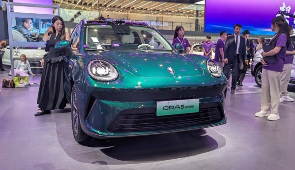 Без съмнение най-важният модел в палатите на пекинския изложбен център, защото само след месеци той ще върне България на картата на страните-производителки на автомобили. От китайския гигант потвърдиха пред Automedia.bg, че електрическата версия на Ora 5 ще се сглобява в Баховица край Ловеч, и че подготовката за това вече е в ход. 
