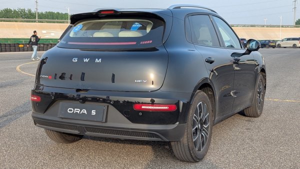 Ora 5, разработена от опитния дизайнер Андрю Дайсън (Chrysler, VW, Opel) и под надзора на бившия главен инженер на McLaren Адам Томпсън, ще дойде в три версии на каросерията - като хечбек, като комби и като кросоувър. И също така с необикновено богат избор от задвижвания - чисто електрическо, плъг-ин хибрид, пълен хибрид и версия само на бензин, с 1.5-литров турбомотор. Покарахме всичките и съвсем скоро ще ви покажем пълен тест драйв на Ora 5. 

