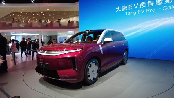 Новият флагман на гиганта BYD е електрически SUV с 1000-волтова архитектура, второ поколение батерии Blade и цена за китайския пазар в граниите на 36,000 до 47,000 долара. Дълъг е 5.26 метра, широк е точно 2 метра и предлага междуосие от цели 3.13 метра, което позволява три реда седалки. Освен големите дисплеи на таблото, има и 17.3-инчов екран за пътниците на втория ред, който се спуска от тавана. Разпределението на местата е две на първия ред, две на втория ред и три отделни седалки с подлакътници на третия ред. Предните седалки имат zero gravity - китайски термин за възможността да се превръщат в легло. 
