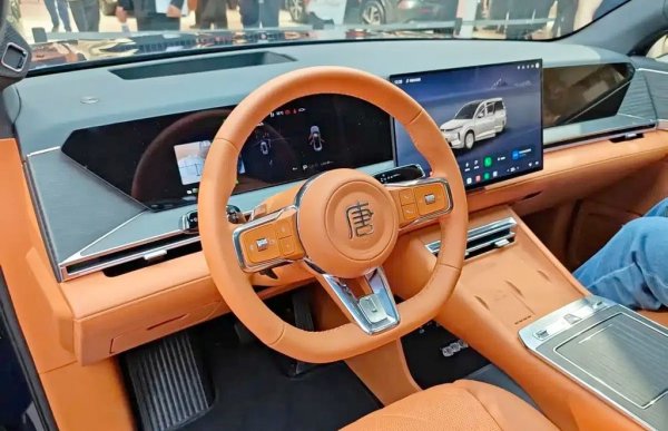 Информационната система се захранва от 3nm чип, а аудиосистемата Devialet има 27 говорителя.
Версията с пълно предаване ще изминава 950 км с едно зареждане (по китайския тестов цикъл) и ще ускорява за 3.9 секунди от 0 до 100 км/ч. Съвсем скоро ще се появи и хибриден вариант с 1.5-литров трубомотор в две степени на комбинирана мощност - съответно 402 и 536 коня. 

