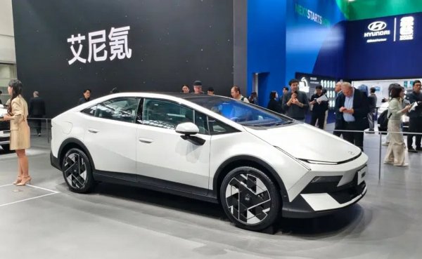 Корейският гигант планира пълномащабна атака на китайския пазар и увеличаване на продажбите там до половин милион бройки годишно до 2030 година, потвърди шефът Хосе Муньос. 
В чест на това се появява Ioniq V - първият електромобил на компанията, разработен специално с мисъл за китайския пазар. 
