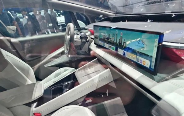 Ioniq V е върху платформа, развита съвместно с местната BAIC, с 800-волтова архитектура и батерии от CATL. Обещава над 600 км с едно зареждане, измерени според китайския тестов цикъл CLTC. 
