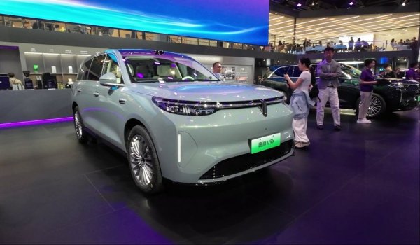 Премиум марката на GWM (Great Wall Motor), представи новия си голям плъг-ин хибрид V9X - първия си модел върху иновативната платформа GWM One. Задвижването комбинира 2-литров бензинов турбомотор, специално разработена 4-степенна хибридна трансмисия, два електромотора и 800-волтова електрическа архитектура с възможност за свръхбързо зареждане.
