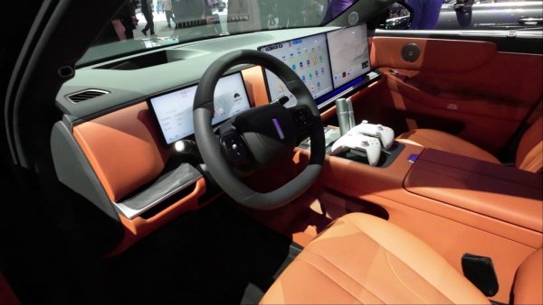 V9X ще се предлага с три варианта според размера на батерията и мощността на електромоторите, като общата мощност ще е между 671 и 738 конски сили. Големият SUV е дълъг 5.2 метра, с малко над 3 метра междуосие. Аудиосистемата ползва цели 31 говорителя с магнити от редки земни метали, което дава общо 3080 вата. 

