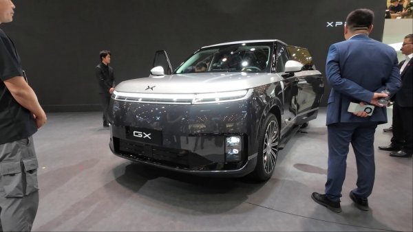 Xpeng, производител на премиум автомобили и на иновативни чипове, представи в Пекин новия си GX. Големият SUV (5.27 метра дължина) ще се продава и като чист електромобил, и с добавен бензинов удължител на пробега. С него марката променя изцяло диайнерския си език и отвън, и отвътре. 

