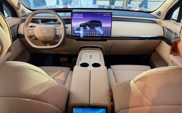 Чистата електрическа версия има 362 коня мощност и обхват с едно зареждане до 750 км, но по китайския тестов цикъл, който по принцип е малко по-оптимистичен от използвания в Европа WLTP. Вариантът с удължител на пробега ползва 1.5-литров бензинов турбомотор и може да измине без спиране 1585 км. 
