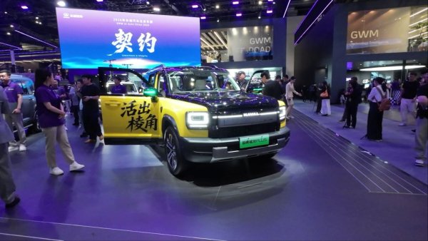 Plus има "пълзящ" режим на движение, и също е в състояние да прави пълно обръщане на място като танк. 
Със сигурност можем да потвърдим, че H7 идва в България като наследник на Dargo. За версията Plus още не е сигурно. 
