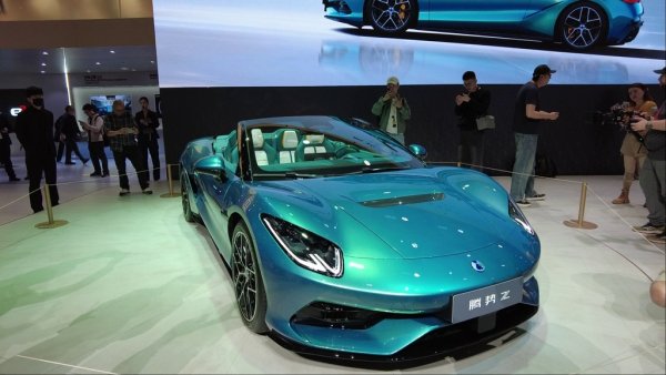 Премиум марката на BYD най-после показа и серийната версия на кабриолета 
Z Convertible, чийто прототип събра погледите преди година на Шанхайския автосалон. Дизайнът на ефектния спортен модел е на Волфганг Егер, бивш главен стилист на Audi. 
