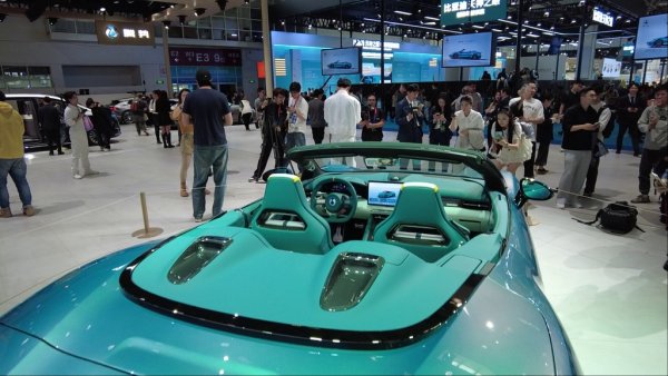 Denza Z, която ще дойде и в Европа, ще се предлага в три варианта - като купе с твърд покрив, като кабриолет и като роудстър за писти. 
Комбинираната мощност надхвърля 1000 конски сили, а ускорението до 100 км/ч от място ще е "под 2 секунди", обявиха от Denza. 

