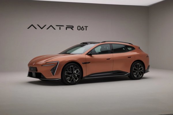 Avatr е много нашумяла напоследък в Китай премиум марка, създадена съвместно от Changan, Huawei и най-големия световен производител на батерии CATL. Най-важната премиера на салона бе на 06Т - първото комби на компанията, предлагано като чист електромобил и също с добавен бензинов удължител на пробега. 
