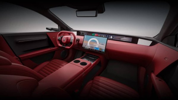 Цените за Китай са между 32,000 и 40,000 долара. Колата е дълга 4.94, има впечатляващото междуосие от 2.94 метра, и предлага цели четири отделни екрана в салона, включително 35.4-инчов панорамен дисплей с 4К резолюция. 

