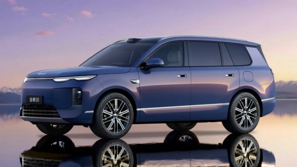 Още един голям SUV, лансиран от BYD в Пекин. Новият Sealion 08 идва с до 643 конски сили мощност и с пробег до 900 км (CLTC). Планиран е за всички глобални пазари, включително и за Европа. Задвижването разчита на електромотори за всяка ос, което означава задвижване на четирите колела. 
