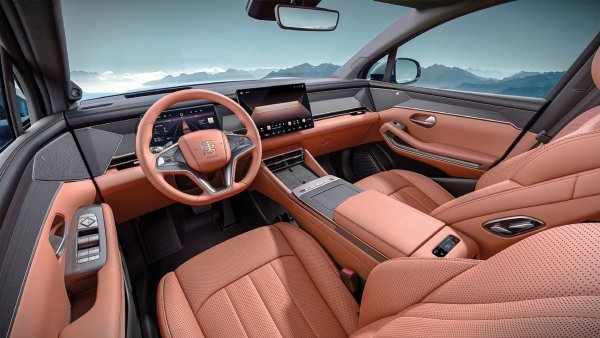 Дълъг е 5.12 метра, с междуосие от точно 3 метра - почти с размерите на Mercedes GLS. Списъкът с екстри включва двукамерно пневматично окачване и завиващи задни колела. Второто поколение батерии Blade позволяват изключително бързо зареждане - само 9 минути между 10% и 97% процента заряд, по данни на производителя. 

