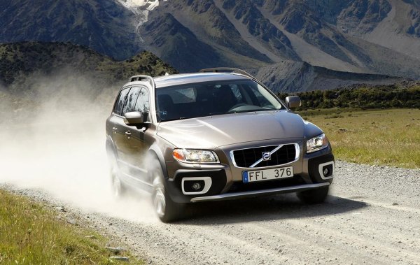 Основни проблеми: редуктор, маслена помпа на съединителя Haldex.

Шведите традиционно разчитат на надеждност, но второто поколение Volvo XC70 с задвижване на всички колела се оказа не без слабости. Тук участва съединителят Haldex и различните му версии: третият, четвъртият или петият, в зависимост от годината на производство на комбито.

Редукторът на трансмисията често създава проблеми. Корозия, износване на шлиците на контравала и повреда на лагерите стават проблем. Добре е, че ремонтът на скоростната кутия отдавна е усъвършенстван и не създава особени затруднения.
