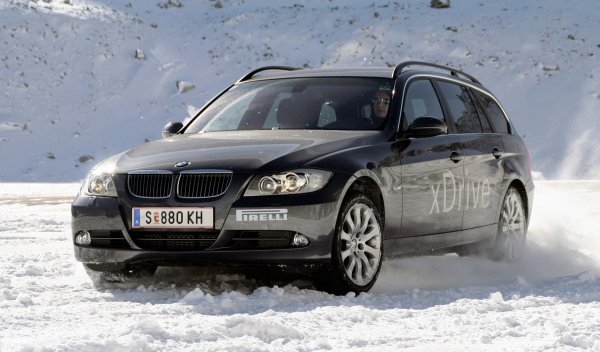 Основни проблеми: износване на зъбните колела на раздатъчната кутия, прегряване и повреди на съединителя xDrive.

Автомобили с каросерии с индекси от E90 до E93 станаха първите "тройки" с патентованата система xDrive. Но, уви, се оказа, че тя има някои проблеми. Най-често срещаният е с раздатъчната кутия на предната ос. Износването на зъбни колела и лагери се проявява чрез шумове и удари, а прегряване на съединителя се случва при използване на гуми с различна ширина или ненавременна смяна на масло. В резултат системата спира да свързва предните колела и баварското комби всъщност остава само със задно задвижване.
