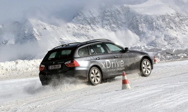 Контролният блок на съединителя също е капризен: грешките причиняват проблеми с забивания при включване на системата за задвижване на всички колела. Собственици отбелязват, че първите сериозни симптоми често се появяват след 100 000 км, особено при активна употреба.

Заслужава да се отбележи, че Е90 със задвижване на четирите колела окачването се поврежда по-рано, отколкото при екземплярите със задно предаване.
