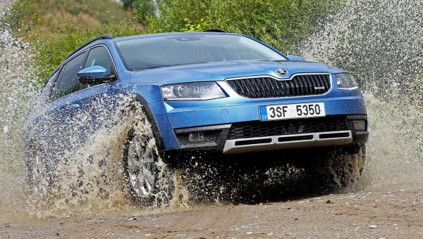 Основни проблеми: помпа на муфата, скоростна кутия, контролен блок.

Octavia винаги е била богата на модификации. Гамата на модела включва версията Scout &ndash; комби с увеличен просвет и задвижване на всички колела. На практика именно тази "офроуд" опция изисква внимание по-често от други.

Основният източник на проблеми е системата за задвижване на всички колела със съединител от поколението Haldex V. Слабото ѝ място е помпата, която често отказва с 80 000-100 000 км поради замърсяване с нафта и липса на филтър. Резултатът е приплъзване и прекъсване на задната ос. Също така, задната ос на скоростната кутия пропуска през маслените уплътнения и често бръмчи след 100 000 км, а контролният блок страда от влага, което сигнализира за грешки в трансмисията.
