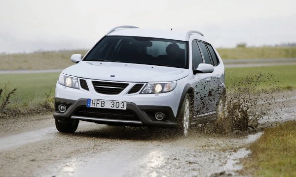 Основни проблеми: помпа на съединителя, скоростна кутия, карданов лагер.
Стилното комби 9-3 дълго време беше с предно предаване, дори в най-добрите версии. Едва през 2008 шведският модел получи AWD версия. Задвижването на всички колела е plug-in, с четвърто поколение съединител Haldex. Той беше инсталиран само на Turbo X и мощните 2,0-литрови турбокомпресорни модификации. Моделът имаше и "офроуд" версия на 9-3X с увеличен пътен просвет и пластмасов комплект за каросерия.

Конструкцията е позната, без изненади &ndash; и всички характерни проблеми на Haldex също присъстват. Маслото се замърсява бързо, особено при активно шофиране през зимата, а прекалено дългият фабричен сервизен интервал води до бързо запушване на помпата и филтъра. Без смяна на маслото поне веднъж на всеки 20 000-30 000 км, помпата рискува да се повреди след 100 000 км.
