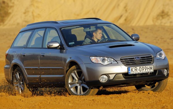 Основни проблеми: виско муфа във версията с ръчна скоростна кутия.

В Legacy схемата за задвижване на всички колела зависи от скоростната кутия. Автоматичните версии използват многодисков съединител, който свързва задната ос. Тази система е доста надеждна: при редовна смяна на масло може да измине над 200 000 км без намеса.

Ситуацията е напълно различна при колите с механични скорости. В този случай задвижването на всички колела се реализира чрез механичен диференциал с муфа за заключване. Именно в нея се крие основният проблем &ndash; с времето съединителят започва да се заклинва. Признаците са известни - при маневриране с ниска скорост Outback се движи на тласъци и буквално "скача" в завоите.
