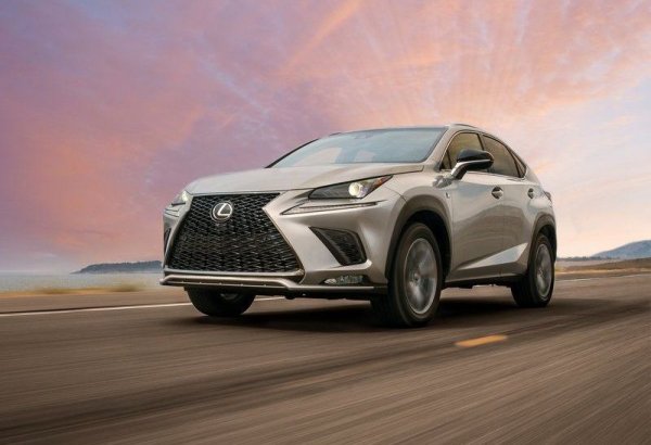 Красив, стилен и скъп. Средноразмерен кросоувър със заводска хибридна система, базирана на 2,5-литров бензинов двигател, макар и с оскъден пробег само на ток - 30 км. Lexus NX Hybrid обаче компенсира това с комфорта си и високите екологични норми.