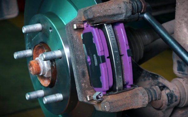 След смяна на спирачните накладки е строго забранено да се потегля веднага, но, за съжаление, това се забравя от много шофьори. Първо трябва да се уверите, че буталата на спирачните цилиндри са се преместили в работно положение, а самите накладки са достатъчно близо до диска. Всичко, което трябва да направите за това, е да натиснете педала на спирачката няколко пъти, преди да започнете да се движите.