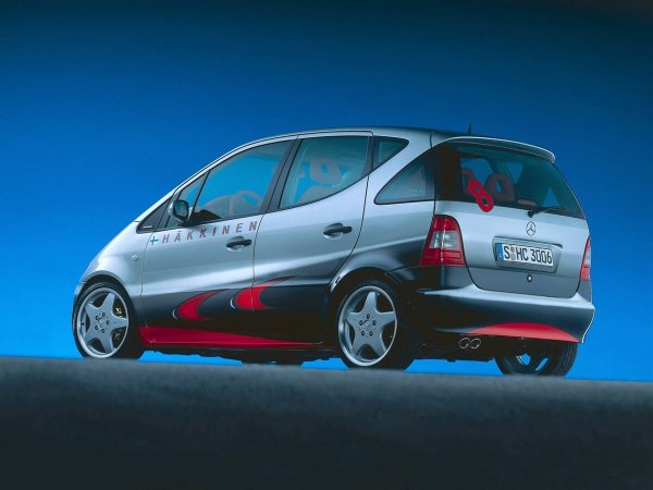 Финландецът Мика Хакинен е единственият, който успява да победи Михаел Шумахер в златните години на германеца, като печели титлите във Формула 1 през 1998 и 1999. По този случай Mercedes пуска лимитирана серия на хечбека A-Class със 17-цолови AMG джанти, спортно окачване, стикери на каросерията в състезателен стил, червен кожен интериор и куп други неща.

Серията е 250 бройки и се продава в 14 европейски страни. Половината носят името на двукратния световен шампион с McLaren-Mercedes Хакинен (Edition Häkkinen), а другата - на Дейвид Култард (Edition Coulthard), вицешампион през 2001.
