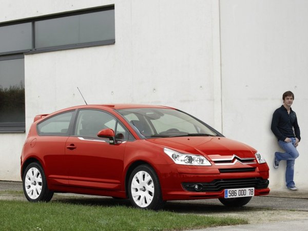 Легендарният френски рали шампион Себастиен Льоб, който се състезава и печели със Citroens почти през цялата си кариера, е удостоен с няколко специални версии на модели от тази марка. Те са пуснати на базата на компактните хечбекове C2, C4 и DS3. По-специално, тривратката Citroen C4 by Loeb получава бели 17-инчови алуминиеви джанти, специални табелки и черно-червена тапицерия на седалките. Специалната версия се предлага с каросерия в черен или червен цвят.
