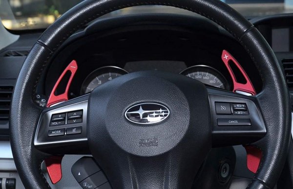 CVT е модерно чудо на инженерната наука. Този тип трансмисия решава проблема на кривите на въртящия момент не с фиксирани предавателни числа, а с на практика безкрайна гама на мултипликация на тягата, която постоянно се настройва, за да държи двигателя в оптималния диапазон на работа. Особено в по-старите си версии, работата с безстепенни трансмисии си беше ужасно нещо: звукът на двигателя, работещ на около 3500 оборота докато ускоряваш може да индикира пикова ефективност, но протяжното бръмчене или виене е нещо от най-лошите неща за ухото.

Може би това е причината компании използващи CVT като Nissan, Honda и Subaru да предлагат перца за смяна на предавките от волана, които задействат определени предефинирани позиции на безстепенната трансмисия. Не че се заяждаме, но дали това не обезсмисля тотално използването на CVT? Ако искате трансмисия с предавки - вземете си автомобил с такава...