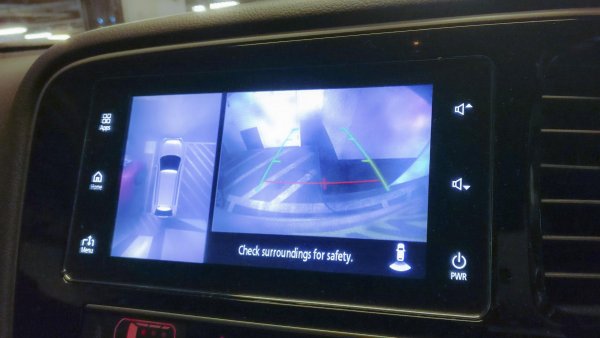 Камерите за заден ход са си голяма екстра: да виждаш къде се движиш назад, вместо да си търси кола, чиято задница е изцяло стъклена/прозрачна си е дар от Боговете.

Но от друга страна звуковият сензор за заден ход, започващ да "бипка" леко и последователно и достигащ до тотална звукова истерия, точно в момента, в който се опитвате да сте най-концентрирани при паркирането е абсолютна нелепица. И с този звук и без него, шансът да се лепнете в бронята на задната кола е статистически близък...