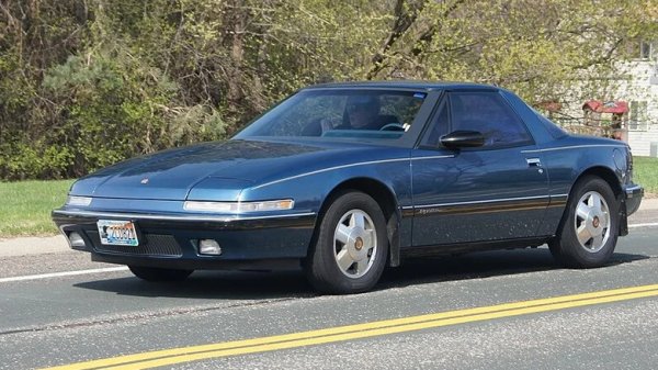 Позиционирането на автомобил като флагман в гамата на всеки производител е сигурен начин да се гарантира прекалено инженерство, такъв беше случаят и с Buick Reatta. Лесно забравен чудак от края на 80-те, Reatta започна своя парад на сложността благодарение на статута си в широкообхватното портфолио на GM. Нито Corvette, нито Fiero, този Buick стоеше сам, което остави потребителите объркани какво точно представлява.

Този опит за прекалено усложняване на нещата продължи с функции като прибиращи се фарове, специално задно стъкло във формата на балон, електронно управлявана трансмисия и хитра система против трептене за кабриолет версиите. Версии с дизайн, при който гюрукът се стесняваше по ширина при спускане надолу.
