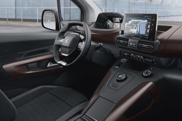 Citroen Berlingo и Peugeot Partner (сега наричани Rifter) вече започнаха да предлагат бутон вместо лост за автоматичната скоростна кутия. Днес техните наследници заедно с тях третият близнак (Opel Combo) запазват това дискретно и много интуитивно решение.