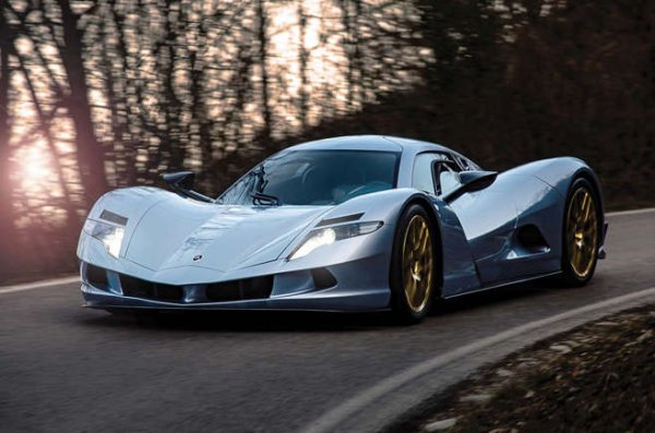 Aspark Owl – 2 920 000 евро.

Твърди се, че в момента е най-бързо ускоряващата кола в света с 1,72 до 100 км/ч. Това чудовищно време се постига благодарение на четворен мотор, който завъртя всички колела със своите 2000 коня. Е, не е евтино.

Силата на този автомобил е не само в ускорението. Развива една от най-високите скорости в света – 415 км/ч.  Като махнем тези извънземни цифри, тази светкавица може да ви откара на 450 километра. Тоест, ако се бръкнете с милионите, с едно зареждане стигате от София до морето.