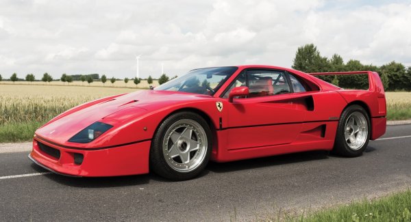 Официално всичките 1315 произведени бройки от Ferrari F40 напуснаха фабриката в Маранело, боядисани в червен цвят Rosso Corsa, но след това някои автомобили бяха пребоядисани в бяло, жълто или черно, което също не изглежда зле.