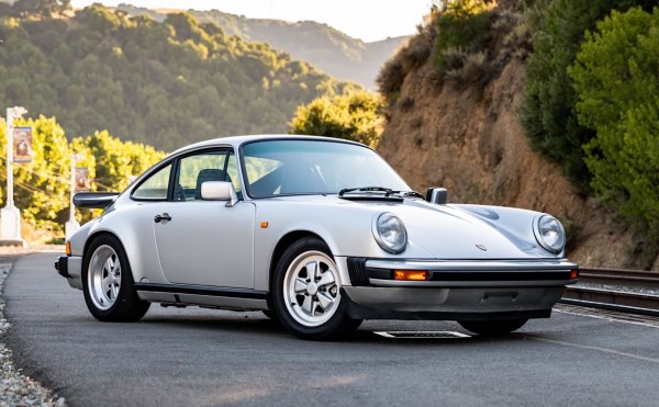 Сред тях са 28 коли за САЩ, боядисани в черно, един за Великобритания, който е червен, както и един за Япония (на снимката), който е боядисан в сребристо. Сега тази кола се намира в Щатите.