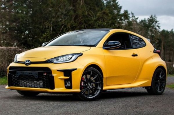 Така хот-хечът на Toyota вече се среща в най-различни цветове, сред които са жълто, оранжево или синьо. А това със сигурност е накарало маркетинговия отдел на японската марка да се замисли дали не е пропуснал нещо.