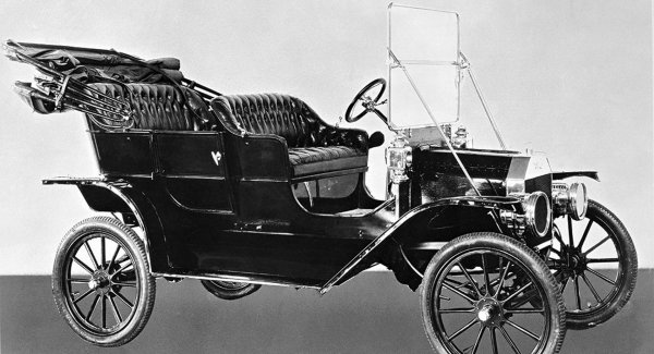 &bdquo;Можете да получите всеки цвят, стига да е черен&ldquo; - тези думи се приписват на Хенри Форд, като не можем да бъдем сигурни, че това е истина. Факт е обаче, че от 1913 до 1926 г. Model T се предлага само в черно, като причините са чисто практически &ndash; боята изсъхва бързо и така производственият процес се съкращава.