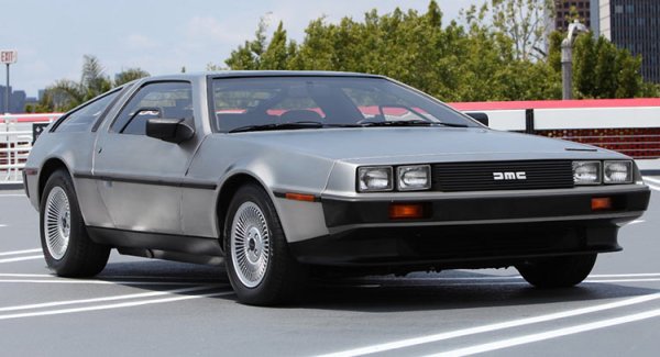 Корпусът от неръждаема стомана на DeLorean със сигурност му помогна да се открои в тълпата от други автомобили. Оказва се обаче, че DMC-12 не е боядисван във фабриката в Северна Ирландия, където е произвеждан, тъй като там просто не е имало цех за боядисване.