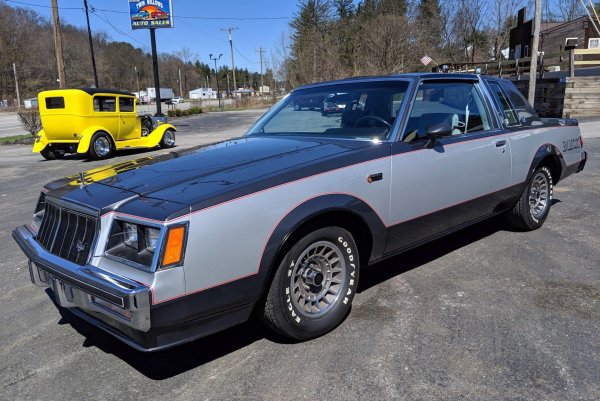 Оригиналните 215 бройки от 1982 г. са двуцветни &ndash; сребристо и сиво, като имат червени ивици и надпис &bdquo;Buick" с огромни букви на всеки заден панел. Разлика има и в двигателя &ndash; първите автомобили са с 4,1-литров атмосферен V6 със 125 к.с., докато през 1984 г. се появява турбо V6 със 190 к.с.