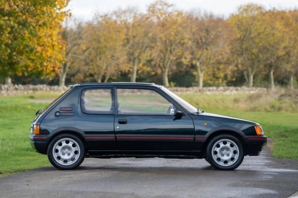 За някои абревиатурата GTI е завинаги свързана с Volkswagen. За други обаче, също толкова многобройни, тя се изписва с малко i и принадлежи на Peugeot. Много съблазнително на вид, първото 205 блесна с пълната си красота, когато получи GTi версия. Вярно, от днешна гледна точка 115-те коня на 1.6-литровия й мотор не изглеждат много - както и 130-те коня на 1.9-литровия, появил се по-късно. Но за онази епоха на наистина леки автомобили те бяха предостатъчно. 
