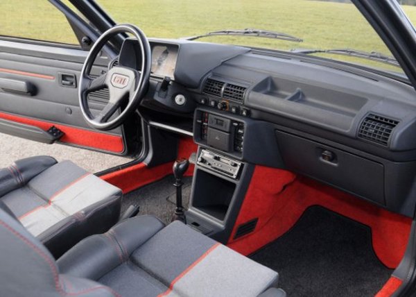 205 GTI тежеше под 900 килограма и ускоряваше от 0 до 100 км/ч за 7.8 секунди - добро постижение даже сега, а тогава бе само на секунда от онова на BMW M3. 
Тази физика на манекенка се усещаше най-много в завоите, където 205 беше фантастично пъргаво. Даже прекалено за някои - много юпита от 80-те разлюбиха колата, след като тя ги бе прекарала заднишком през крайпътен гъсталак. Но сега, обута с модерни гуми, 205 GTi губи страховития си характер и остават само пъргавината и обратната връзка, каквито нито една днешна кола не може да предложи. 
